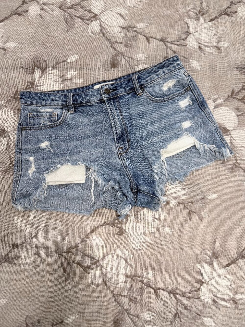 HIDDEN Los Angeles Women’s L Distressed Denim Cutoff Shorts 100% Cotton Raw Hem